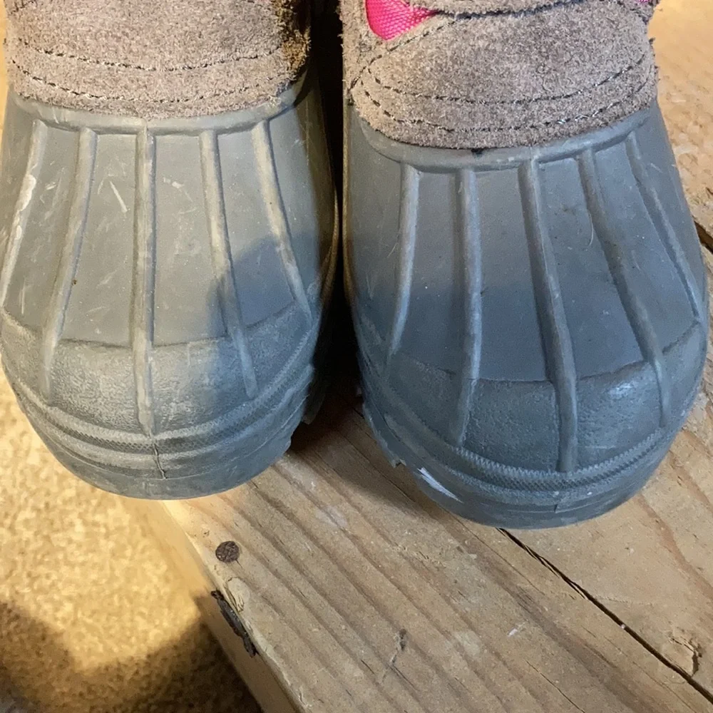 Size 10 Girls Totes winter snow boot. Leather and man made materials.